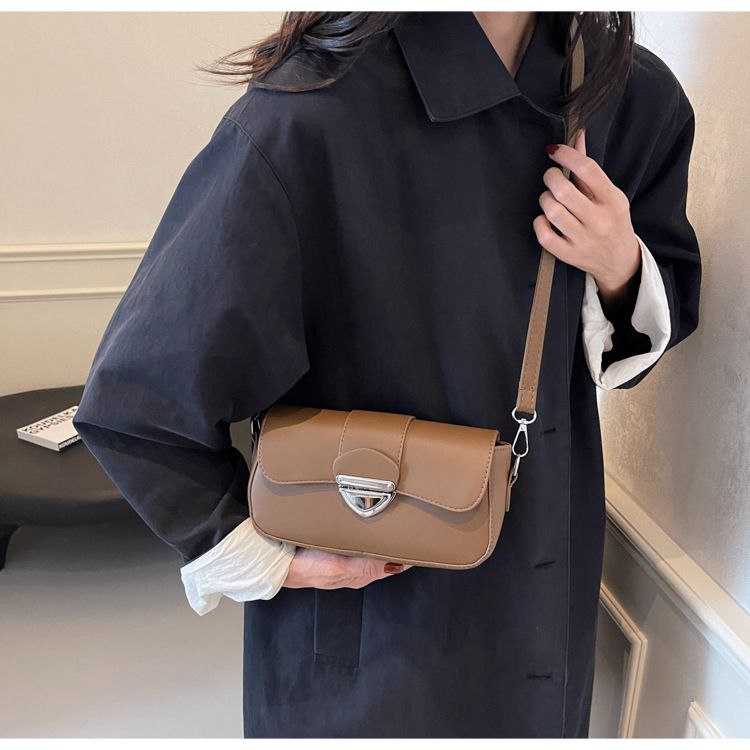 Simple and modern solid color shoulder bag for women